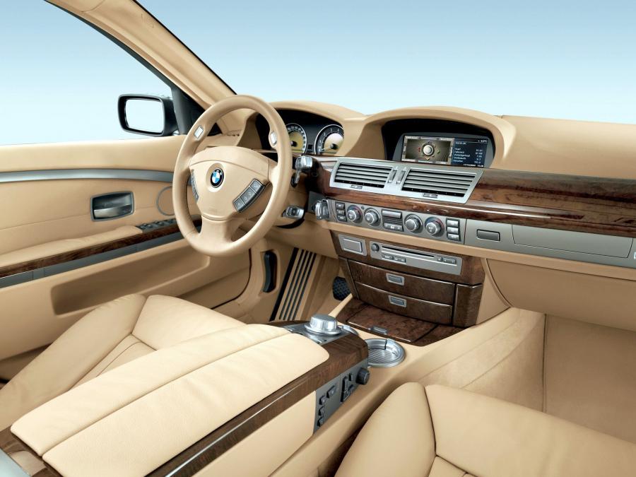  BMW 750i 2005 года  (фото 7 из 16)